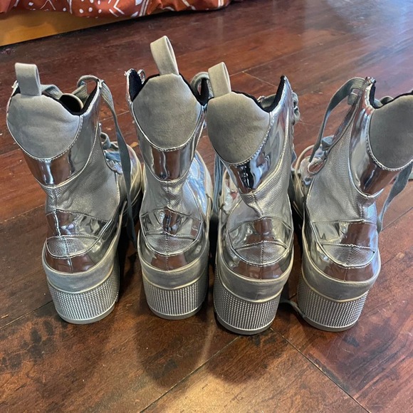 Silver metallic boots - Picture 3 of 3